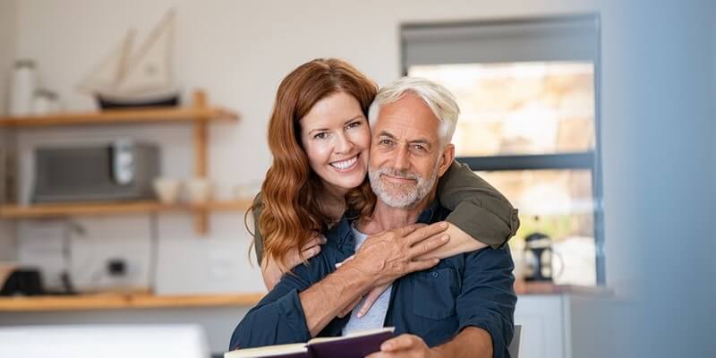 Femme jeune et homme agé