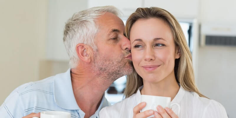 Femme qui aime les hommes plus vieux