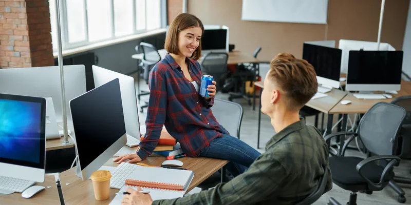 Homme amoureux en secret au travail