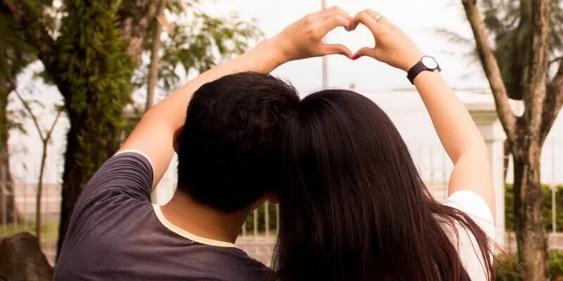Faites la Tomber en Amour