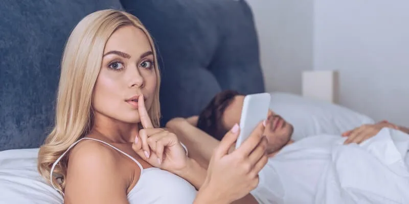 Femme infidèle signe