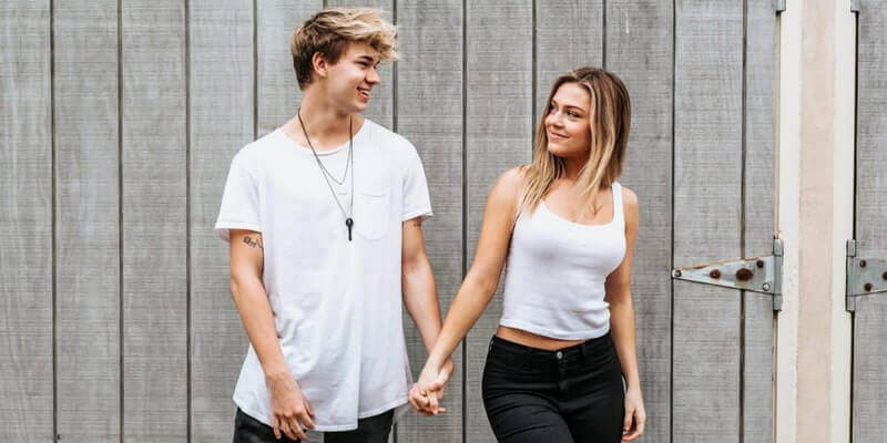 Une interaction physique innocente