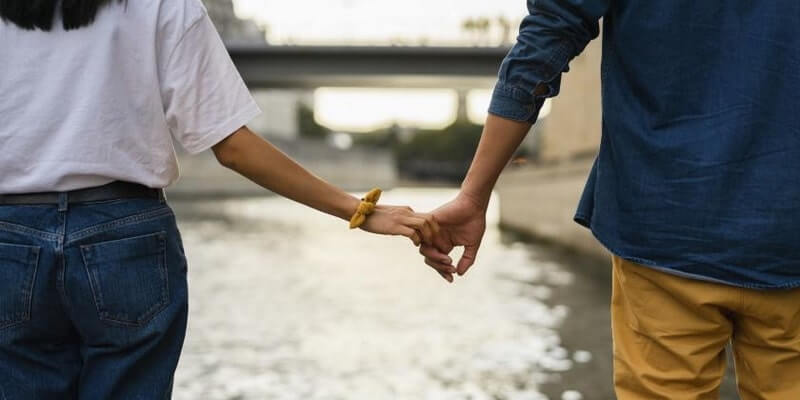 Comment Savoir Si Elle Cache Ses Sentiments Par Sms Femme amoureuse: - Comment la reconnaitre pendent les rencontre en