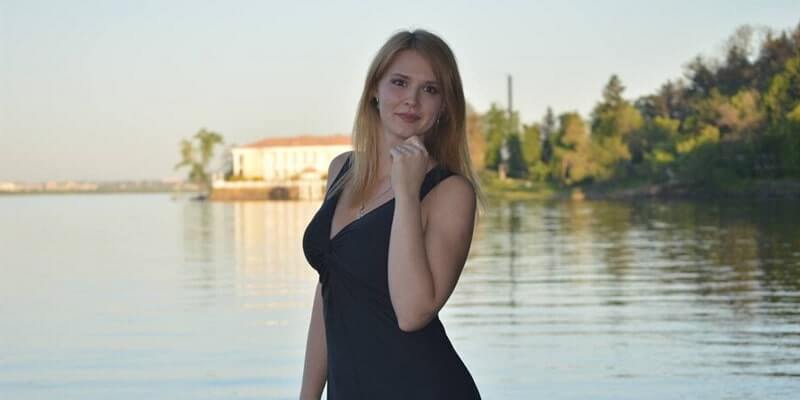 Une femme qui cache ses sentiments