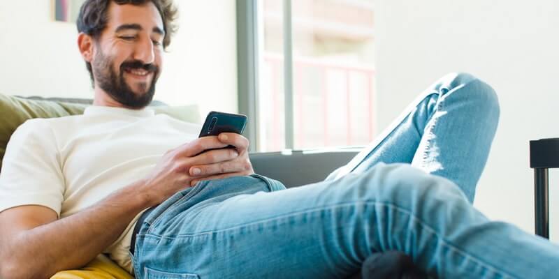 Comment taquiner une fille par texto