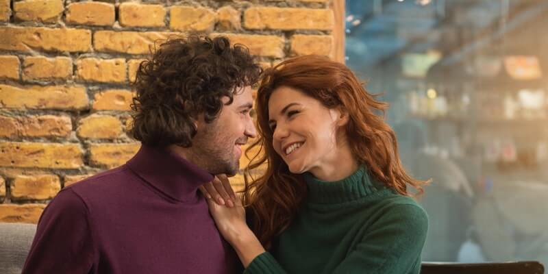 Pourquoi un homme taquine une femme