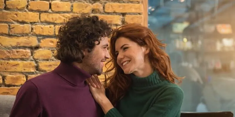 Pourquoi un homme taquine une femme