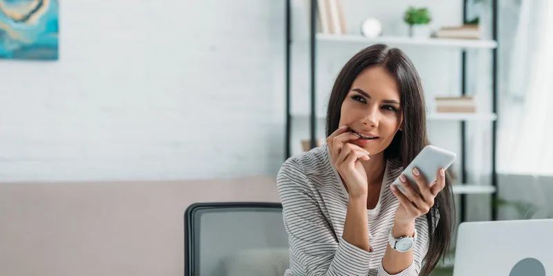 Comparaison entre chat vidéo et messages texte pour les rencontres en ligne