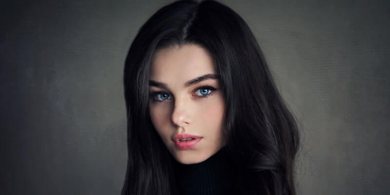 Brunette aux yeux Bleus