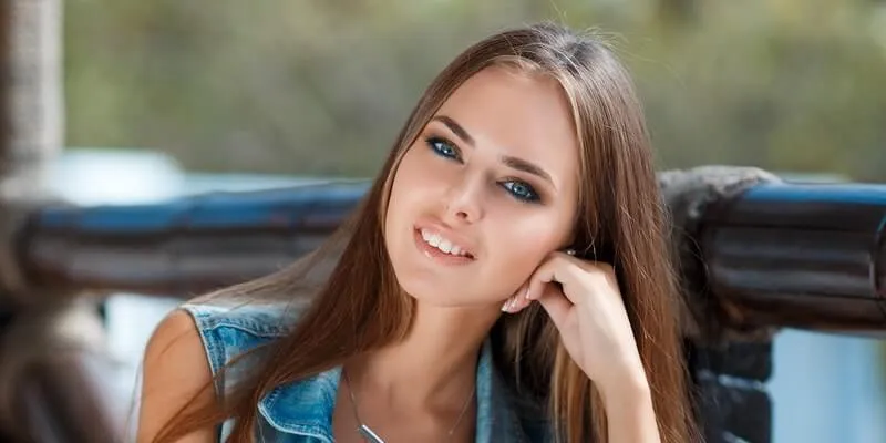 Femmes Brunettes yeux Bleus
