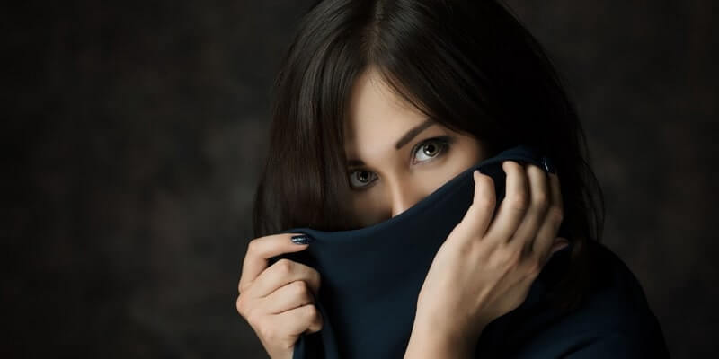 Brunette aux yeux verts