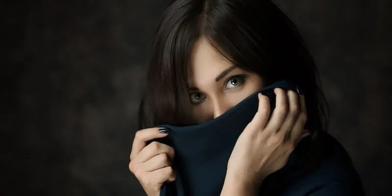 Brunette aux yeux verts