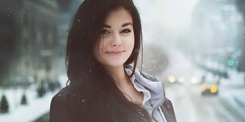 femmes aux cheveux bruns