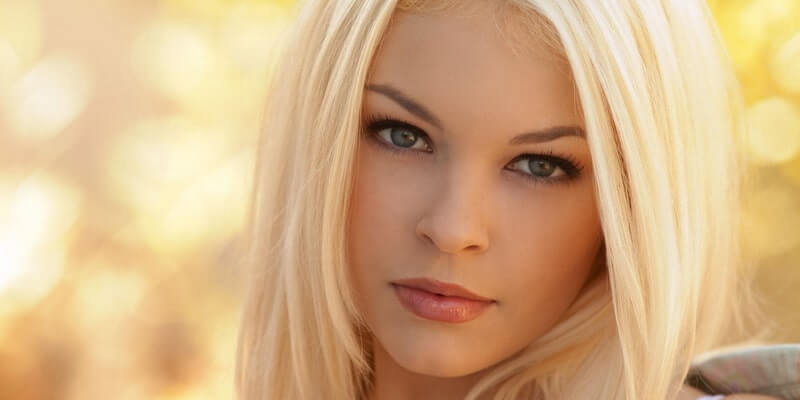Femme blonde aux yeux verts