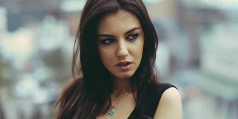 Femme aux yeux bleus et aux cheveux noirs