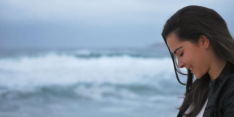 Femme aux cheveux noirs