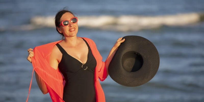 Femme avec un corps moyen