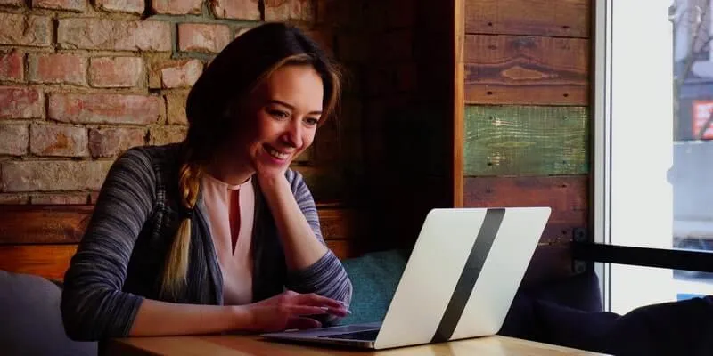 Comment commencer à discuter avec des femmes en ligne