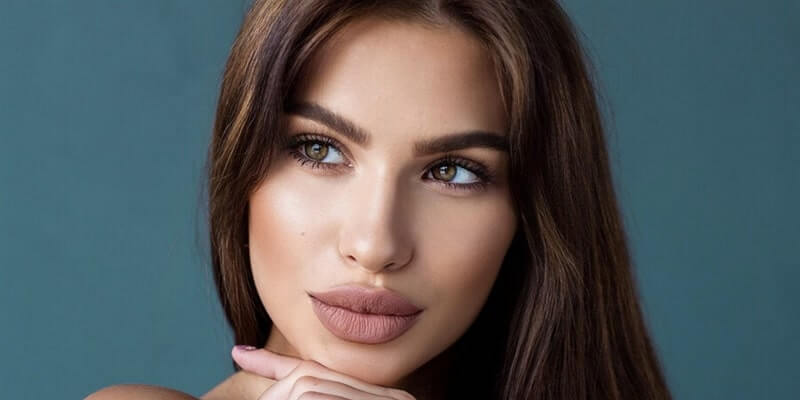 Personnes aux yeux marron foncé