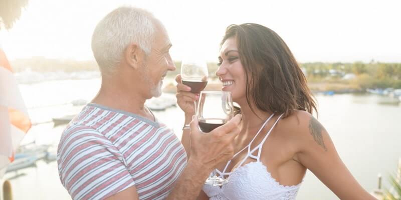 Sortir avec une femme beaucoup plus jeune