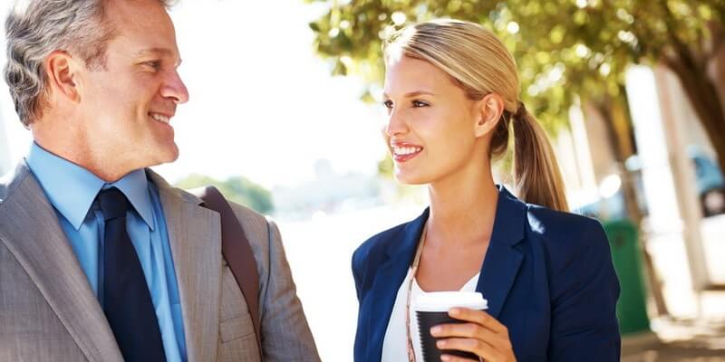 Sortir avec une femme plus jeune